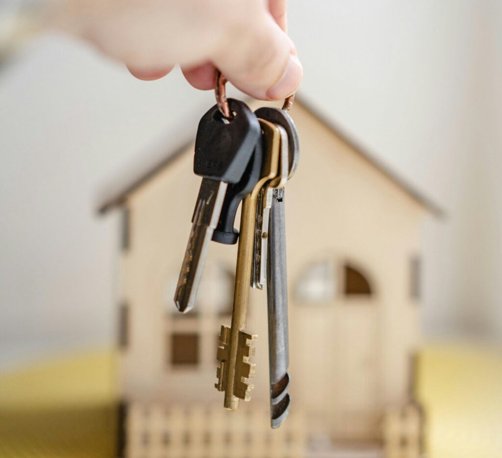 Moving made easy with Tidy Bird Cleaning! Whether you're moving in or out, our team will ensure your new space is spotless, or your old one is left pristine. Serving Burlington, Oakville, Milton, and Halton Hills with expert cleaning services.