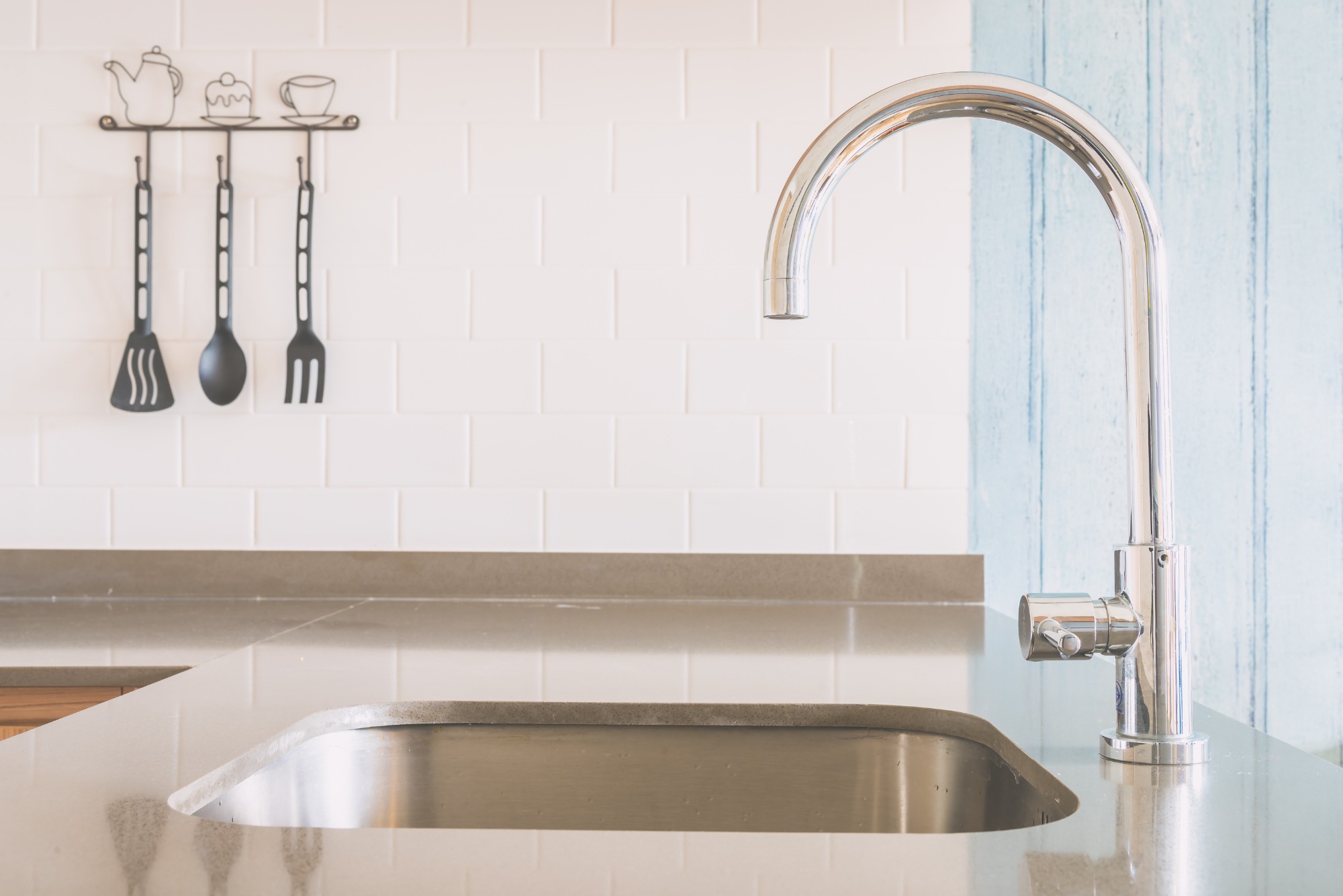 Beautiful Kitchen countertop with brushed metal faucet. All clean with Tidybirdcleaning.com