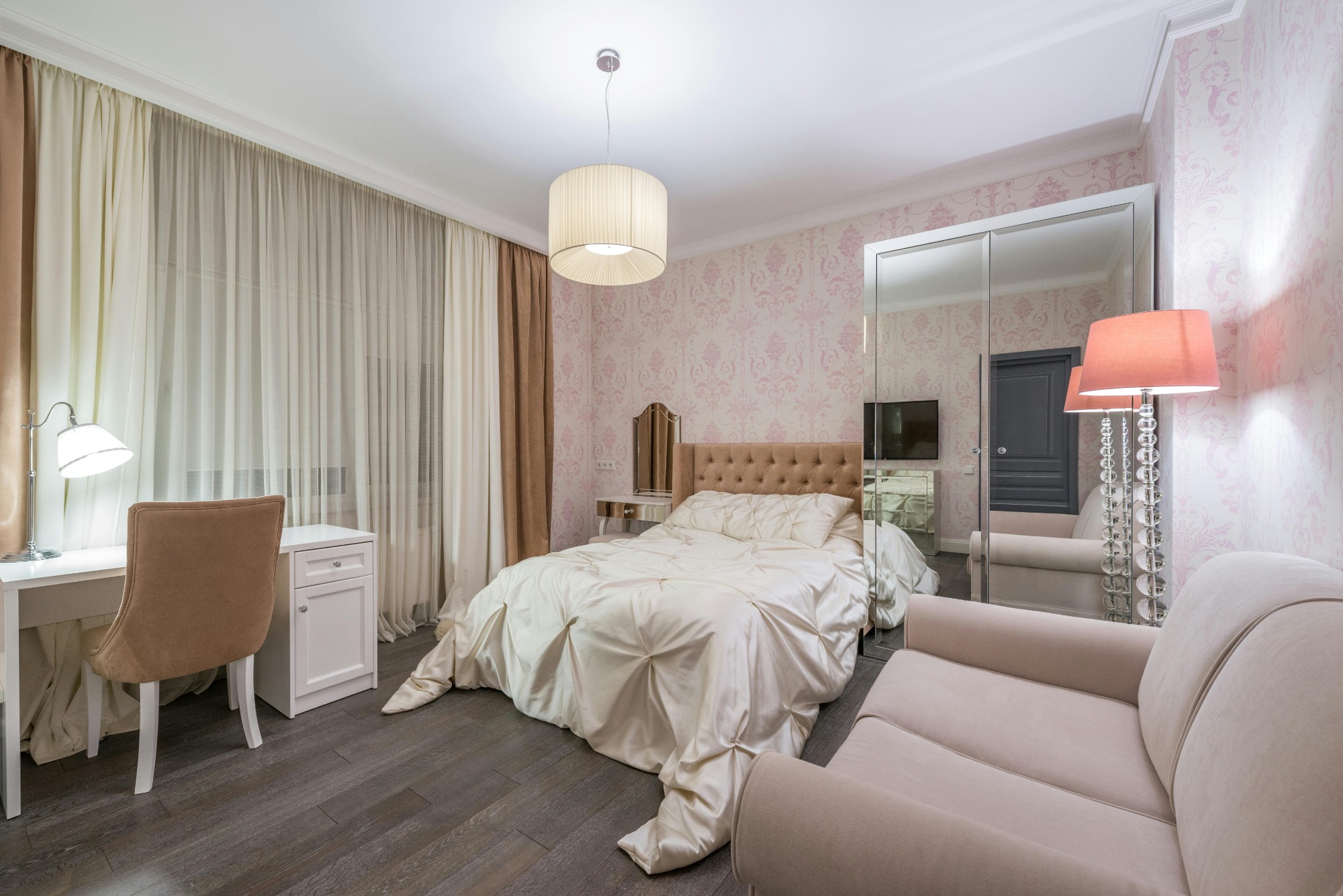 Pretty pink clean bedroom - tidybirdcleaning