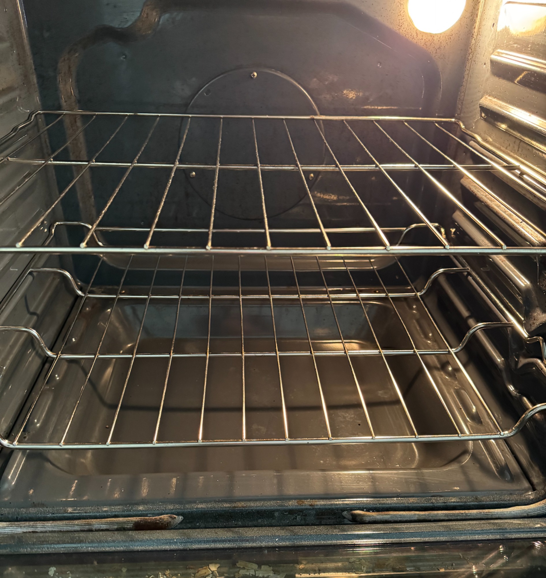 Discover the easiest way to clean an oven using a simple vinegar heat method. This powerful cleaning hack loosens grease and baked-on grime so it wipes away easily, restoring your oven’s shine with minimal scrubbing.